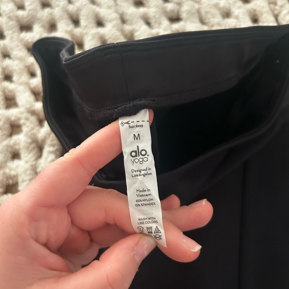 Alo Yoga Set. Two pants and crop top. Size M. Like new ! - Picture 4 of 6